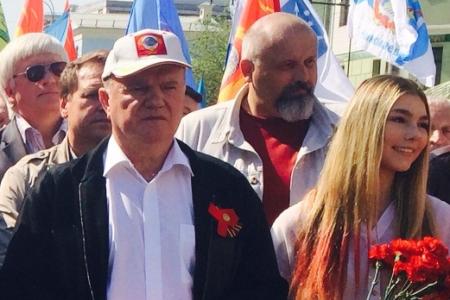 Более 10 тыс. москвичей вышли на первомайское шествие КПРФ: "Власть и собственность - народу!"
