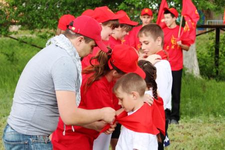 Саратовские пионеры возложили цветы к памятнику комсомольца Якова Вебера