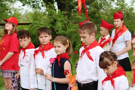 Саратовские пионеры возложили цветы к памятнику комсомольца Якова Вебера