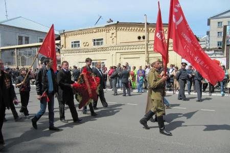 Алтайские коммунисты возмущены: вопреки закону в Барнауле, столице края, 9 мая власти не вывесили копию Знамени Победы