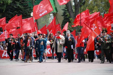9 мая ставропольские коммунисты приняли участие в демонстрации и возложении живых цветов павшим героям у мемориала «Вечная слава» в Ставрополе