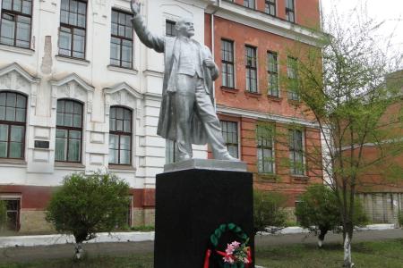 В Благовещенске коммунисты отремонтировали памятник В.И. Ленину