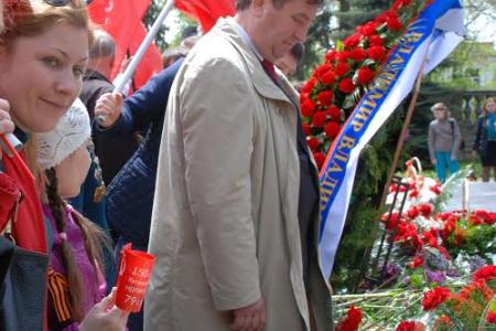 9 мая ставропольские коммунисты приняли участие в демонстрации и возложении живых цветов павшим героям у мемориала «Вечная слава» в Ставрополе