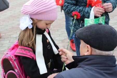 "Ветеранам - почет! Пионерам - салют!". Как отметили День пионерии в Магаданской области