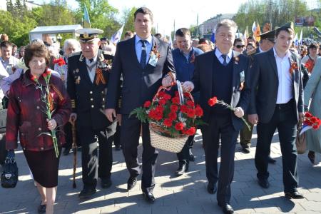 На шествии в Туле молодым коммунистам не давали развернуть Знамя Победы