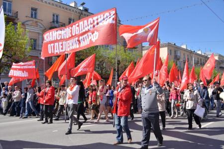 Рязанские коммунисты отпраздновали День Победы шествием Краснознамённой колонны