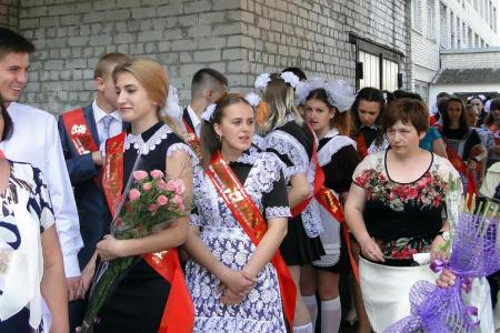 Курск. Н.Н. Иванов принял участие в «последнем звонке» в школе №27