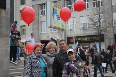 Мы знаем, как выглядит Знамя Победы и кто эксперт в спорах с бандеровцами! Победная акция свердловских коммунистов