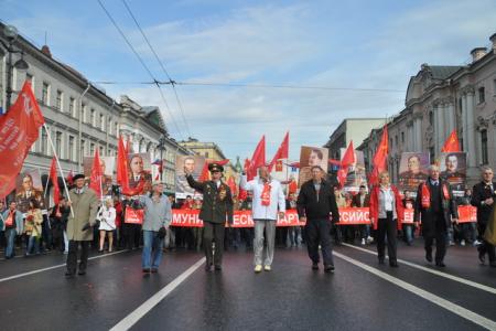 Санкт-Петербург. Шествие колонны коммунистов, ветеранов и комсомольцев по Невскому проспекту