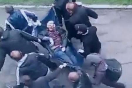 Киевские каратели устроили стрельбу в центре Мариуполя. На 16.00 расстрелян митинг в честь 9 мая, идет осада здания милиции, ополченцы захватили танк