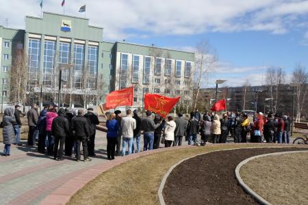«За достойное жилье!». В Сургуте при поддержке коммунистов прошел митинг граждан