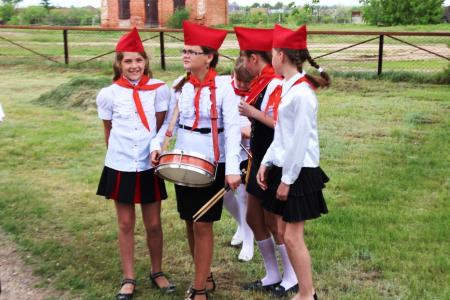 Саратовские пионеры возложили цветы к памятнику комсомольца Якова Вебера