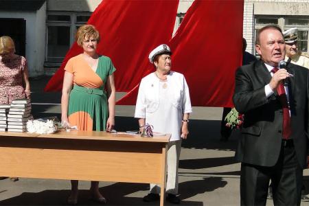 Курск. Н.Н. Иванов принял участие в «последнем звонке» в школе №27