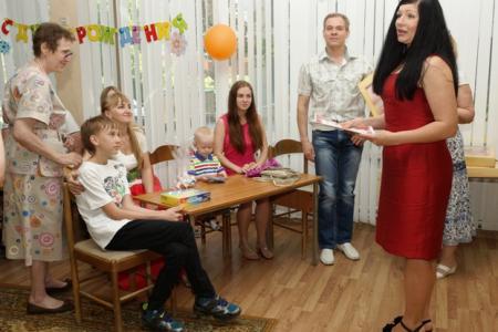 Город-герой Волгоград. Депутат-коммунист Елена Мелихова в День семьи организовала праздник в детской библиотеке