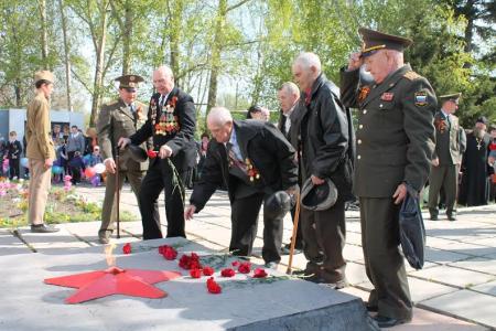 Алтайские коммунисты возмущены: вопреки закону в Барнауле, столице края, 9 мая власти не вывесили копию Знамени Победы