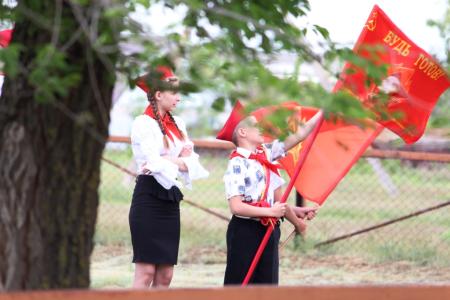 Саратовские пионеры возложили цветы к памятнику комсомольца Якова Вебера