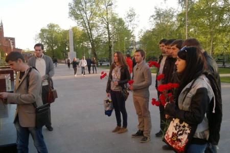 Московские комсомольцы провели траурное мероприятие, посвященное жертвам неонацизма в Одессе
