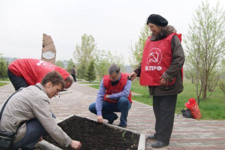 Коммунисты Красноярска провели субботник у обелиска Героям Социалистического Труда