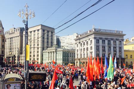 Более 10 тыс. москвичей вышли на первомайское шествие КПРФ: "Власть и собственность - народу!"