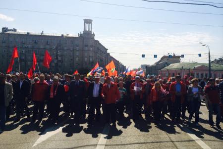 Более 10 тыс. москвичей вышли на первомайское шествие КПРФ: "Власть и собственность - народу!"