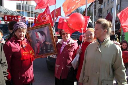 Марш победителей. Колонна КПРФ в Тюмени была самой красочной
