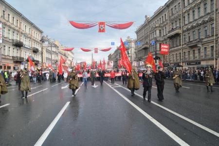 Санкт-Петербург. Шествие колонны коммунистов, ветеранов и комсомольцев по Невскому проспекту