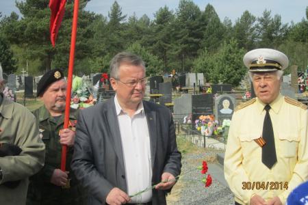Делегации псковских коммунистов, депутатов, представителей общественных организаций поклонились могиле Почетного гражданина города Воинской Славы Пскова Михаила Минина