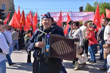 Рязанские коммунисты отпраздновали День Победы шествием Краснознамённой колонны