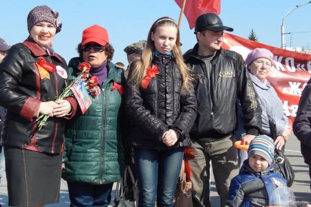 Верим в нашу Победу! Репортаж о первомайских шествии и митинге в Барнауле 