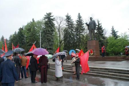 По городам, селам, станицам и аулам с ветерком под красным знаменем! 1 мая 2014 года в Карачаево-Черкесии состоялись шествия и возложения цветов, объединенные массовым автопробегом