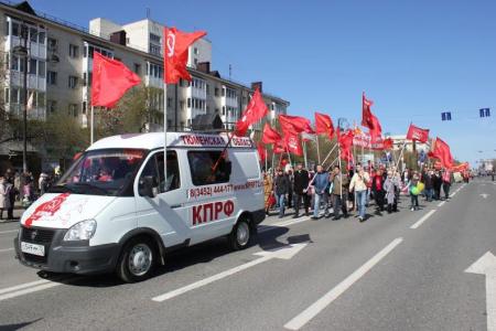 Марш победителей. Колонна КПРФ в Тюмени была самой красочной
