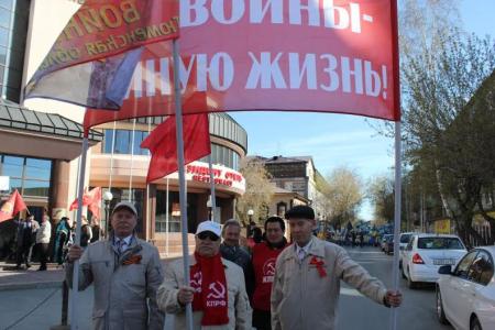 Марш победителей. Колонна КПРФ в Тюмени была самой красочной