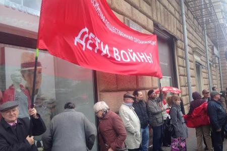 «Фашизм не пройдет! Победа будет за нами!». Депутаты-коммунисты встретились с гражданами возле посольства США в Москве 