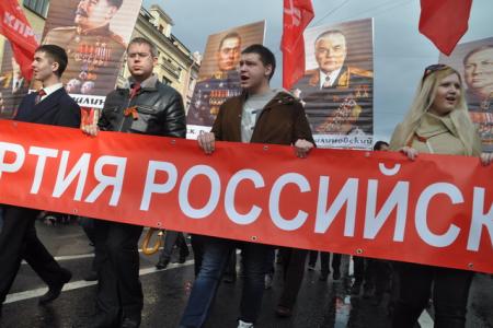 Санкт-Петербург. Шествие колонны коммунистов, ветеранов и комсомольцев по Невскому проспекту