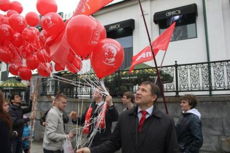 Мы знаем, как выглядит Знамя Победы и кто эксперт в спорах с бандеровцами! Победная акция свердловских коммунистов