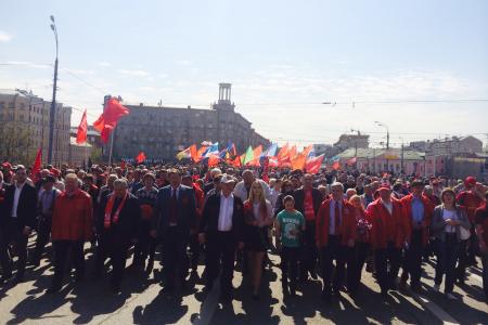 Более 10 тыс. москвичей вышли на первомайское шествие КПРФ: "Власть и собственность - народу!"
