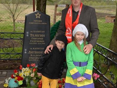 Новгородские коммунисты приняли участие в ремонте памятника героям Великой Отечественной Войны