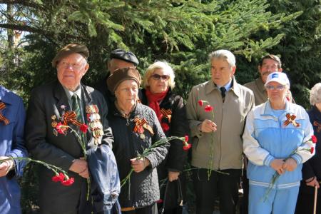 Чебоксарские коммунисты и комсомольцы возложили цветы к Братской могиле