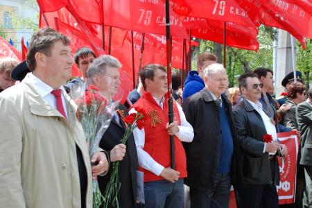 9 мая ставропольские коммунисты приняли участие в демонстрации и возложении живых цветов павшим героям у мемориала «Вечная слава» в Ставрополе