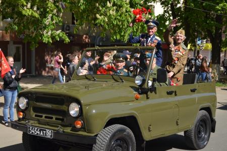 На шествии в Туле молодым коммунистам не давали развернуть Знамя Победы