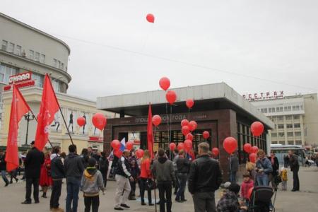 Мы знаем, как выглядит Знамя Победы и кто эксперт в спорах с бандеровцами! Победная акция свердловских коммунистов