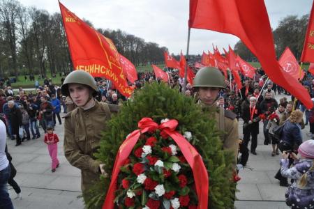 Санкт-Петербург. Коммунисты возложили цветы на Пискаревском мемориальном кладбище