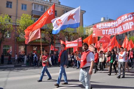 Рязанские коммунисты отпраздновали День Победы шествием Краснознамённой колонны
