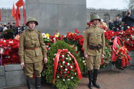 Санкт-Петербург. Коммунисты возложили цветы на Пискаревском мемориальном кладбище