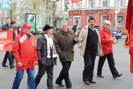 Верим в нашу Победу! Репортаж о первомайских шествии и митинге в Барнауле 