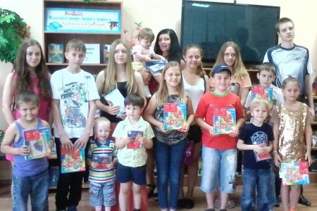 Город-герой Волгоград. Депутат-коммунист Елена Мелихова в День семьи организовала праздник в детской библиотеке