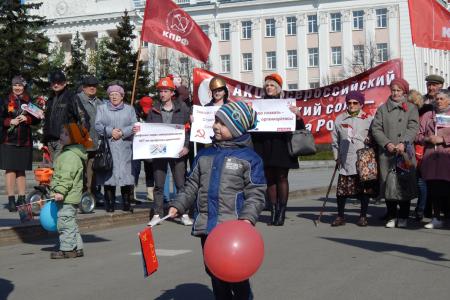 Верим в нашу Победу! Репортаж о первомайских шествии и митинге в Барнауле 