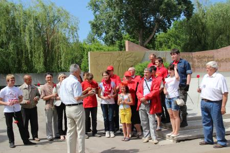 Участники комсомольского автопробега "Саратов-Самара-Пенза" проводят интересные встречи на саратовской земле