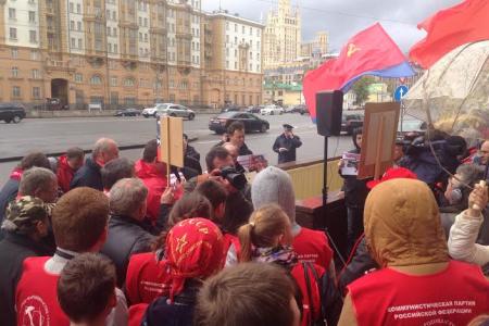 «Фашизм не пройдет! Победа будет за нами!». Депутаты-коммунисты встретились с гражданами возле посольства США в Москве 