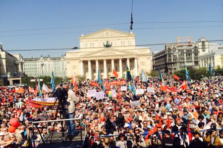 Более 10 тыс. москвичей вышли на первомайское шествие КПРФ: "Власть и собственность - народу!"